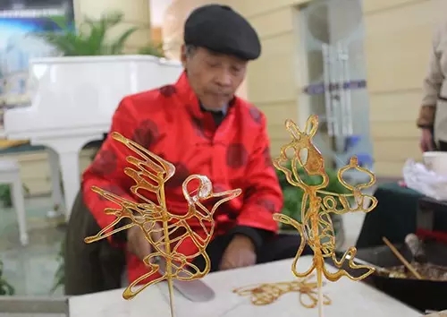 歡樂(lè)中國(guó)年 幸福東外灘 花式糖畫DIY開啟傳統(tǒng)工藝新篇章
